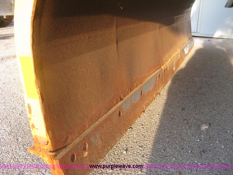 image for item E7940 2004 International 7400 dump truck