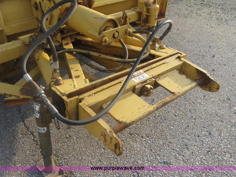 image for item E7940 2004 International 7400 dump truck