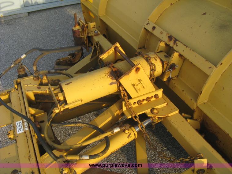 image for item E7940 2004 International 7400 dump truck