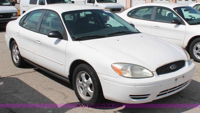 image for item I5774 2004 Ford Taurus SES