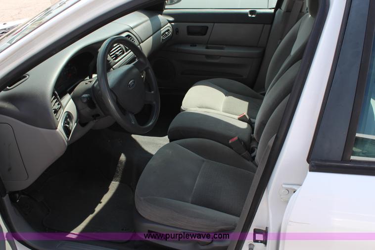 image for item I5774 2004 Ford Taurus SES