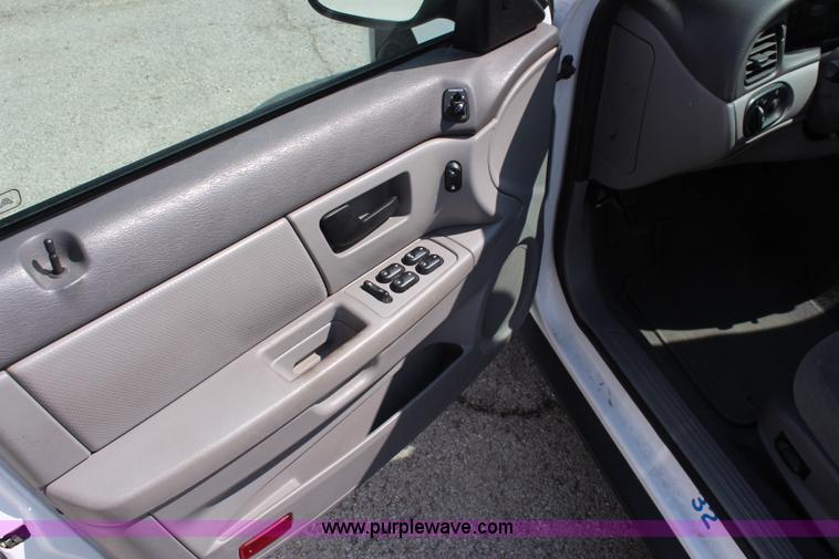 image for item I5774 2004 Ford Taurus SES