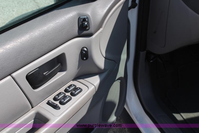 image for item I5774 2004 Ford Taurus SES