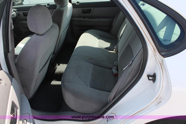 image for item I5774 2004 Ford Taurus SES