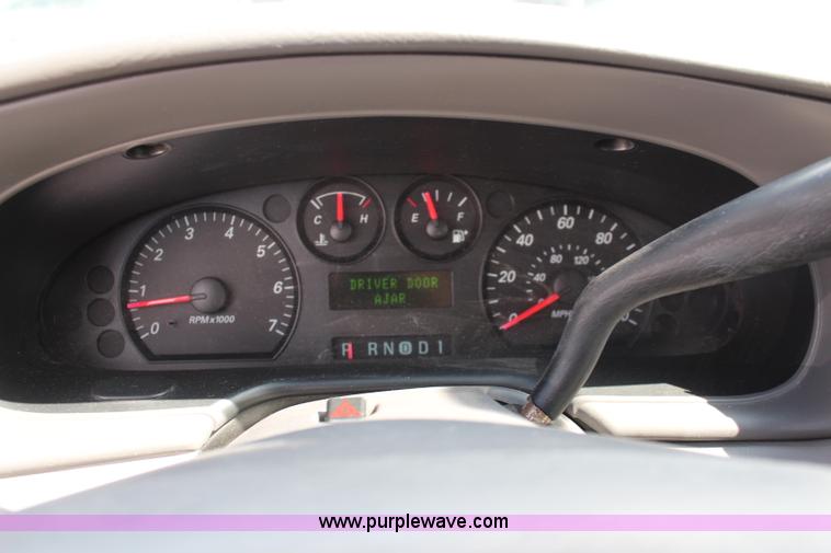 image for item I5774 2004 Ford Taurus SES