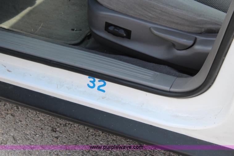 image for item I5774 2004 Ford Taurus SES