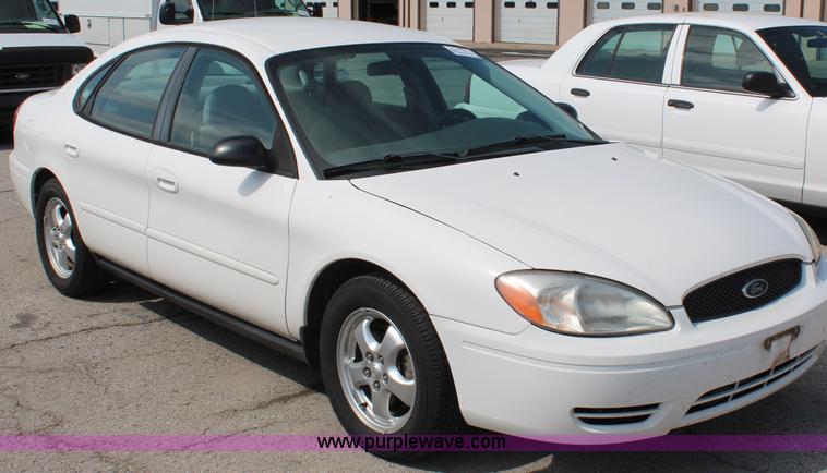 image for item I5775 2004 Ford Taurus SES
