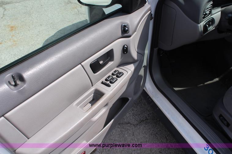 image for item I5775 2004 Ford Taurus SES