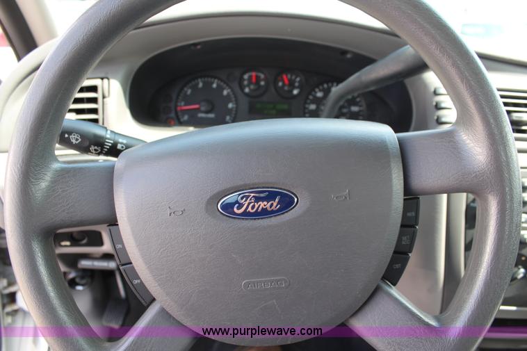 image for item I5775 2004 Ford Taurus SES