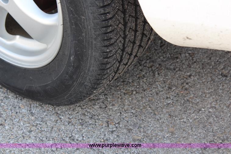 image for item I5775 2004 Ford Taurus SES