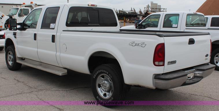 image for item I5822 2008 Ford F250 Super Duty XLT Crew Cab pickup truck