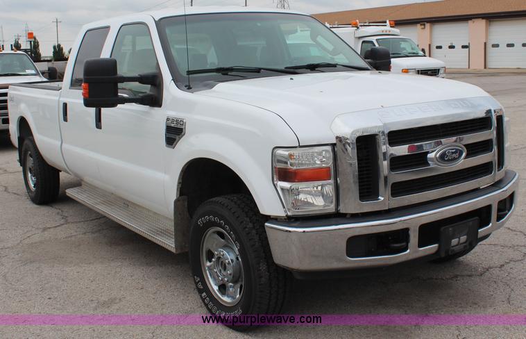 image for item I5822 2008 Ford F250 Super Duty XLT Crew Cab pickup truck