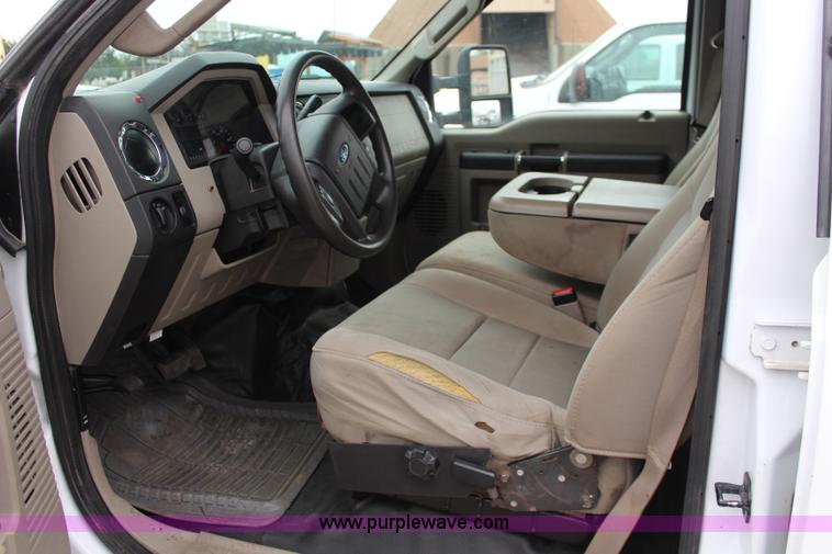 image for item I5822 2008 Ford F250 Super Duty XLT Crew Cab pickup truck