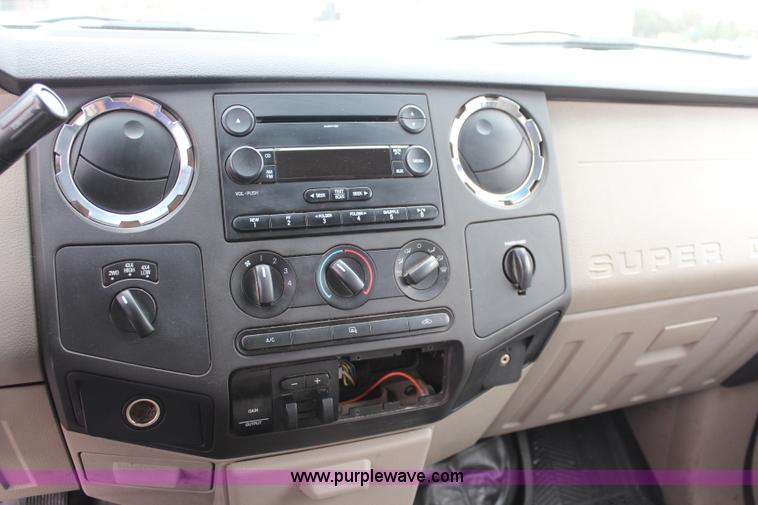 image for item I5822 2008 Ford F250 Super Duty XLT Crew Cab pickup truck