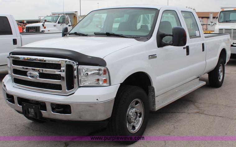 image for item I5823 2006 Ford F250 Super Duty XLT Crew Cab pickup truck