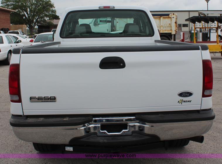 image for item I5823 2006 Ford F250 Super Duty XLT Crew Cab pickup truck