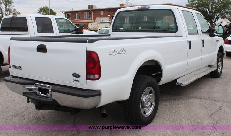 image for item I5823 2006 Ford F250 Super Duty XLT Crew Cab pickup truck