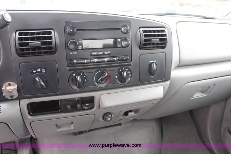 image for item I5823 2006 Ford F250 Super Duty XLT Crew Cab pickup truck