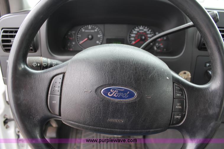 image for item I5823 2006 Ford F250 Super Duty XLT Crew Cab pickup truck