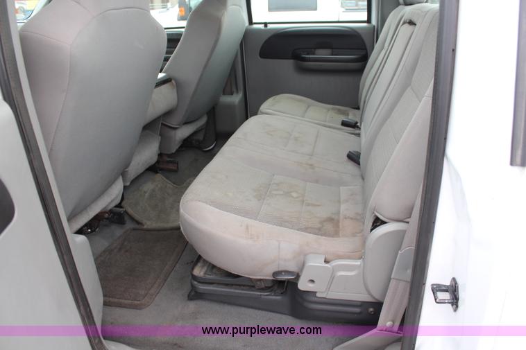 image for item I5823 2006 Ford F250 Super Duty XLT Crew Cab pickup truck