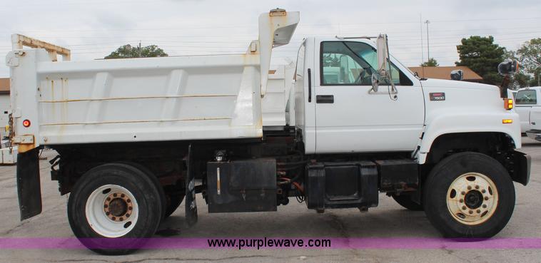 image for item I5824 2001 GMC C7500 dump truck