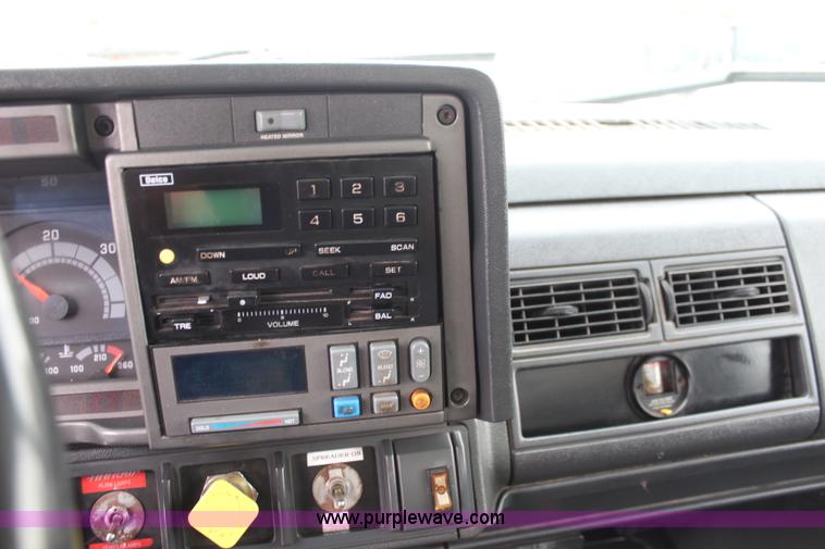 image for item I5824 2001 GMC C7500 dump truck