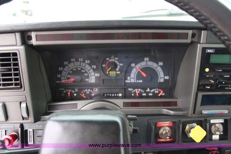 image for item I5824 2001 GMC C7500 dump truck