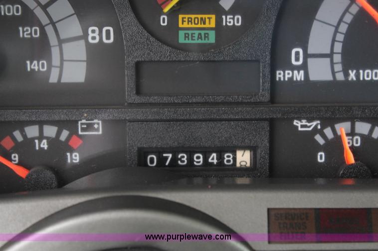 image for item I5824 2001 GMC C7500 dump truck