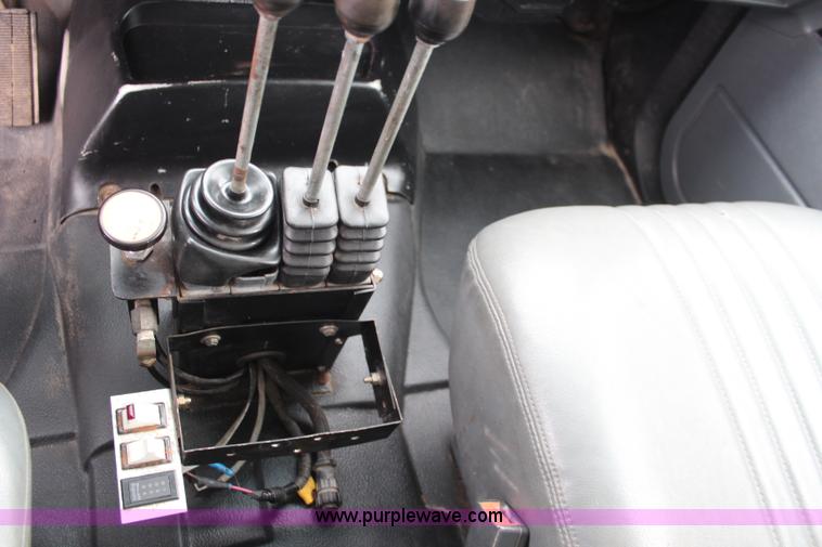 image for item I5824 2001 GMC C7500 dump truck