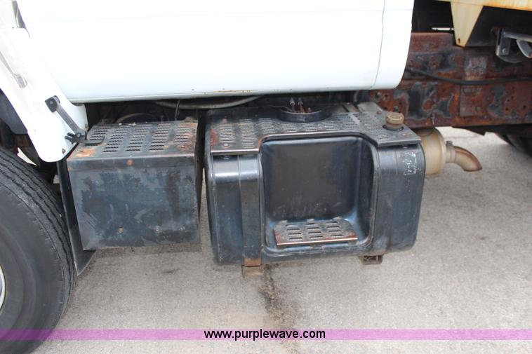 image for item I5824 2001 GMC C7500 dump truck