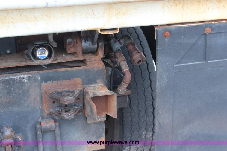 image for item I5824 2001 GMC C7500 dump truck