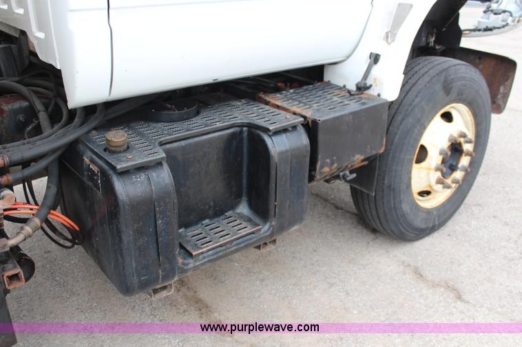 image for item I5824 2001 GMC C7500 dump truck