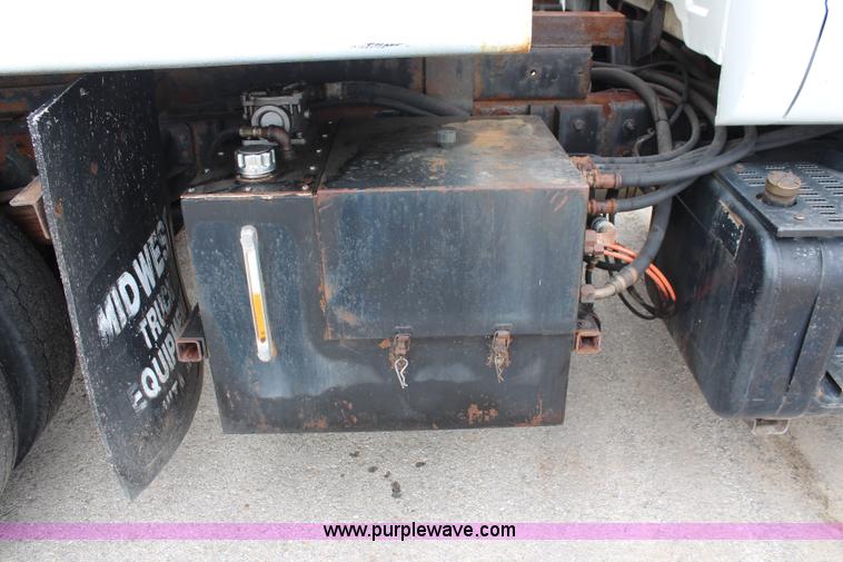 image for item I5824 2001 GMC C7500 dump truck