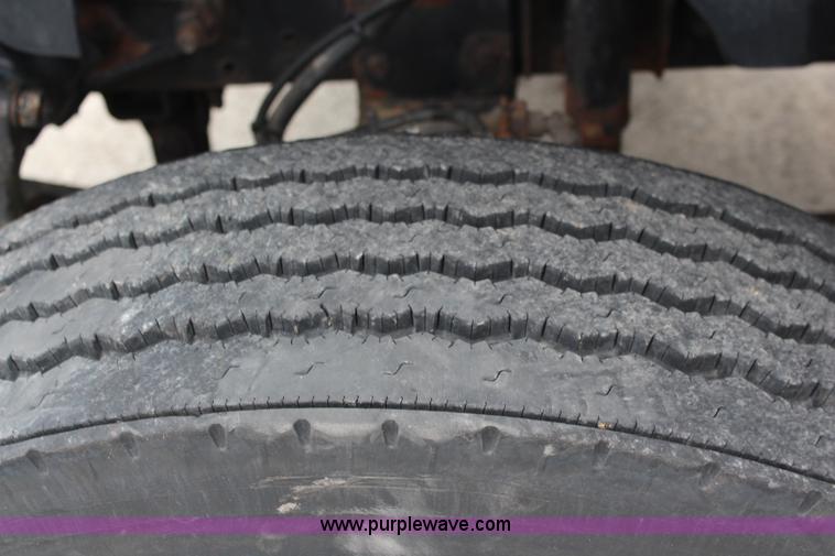 image for item I5824 2001 GMC C7500 dump truck