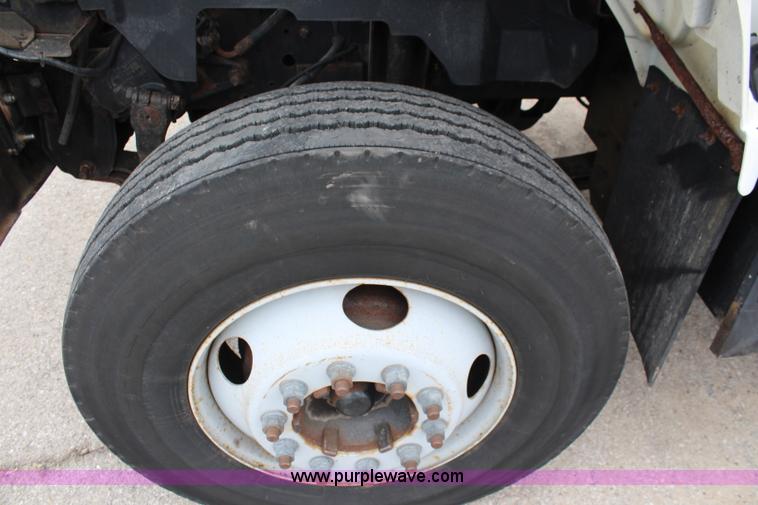 image for item I5824 2001 GMC C7500 dump truck