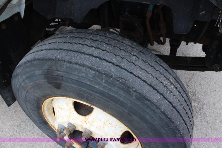 image for item I5824 2001 GMC C7500 dump truck