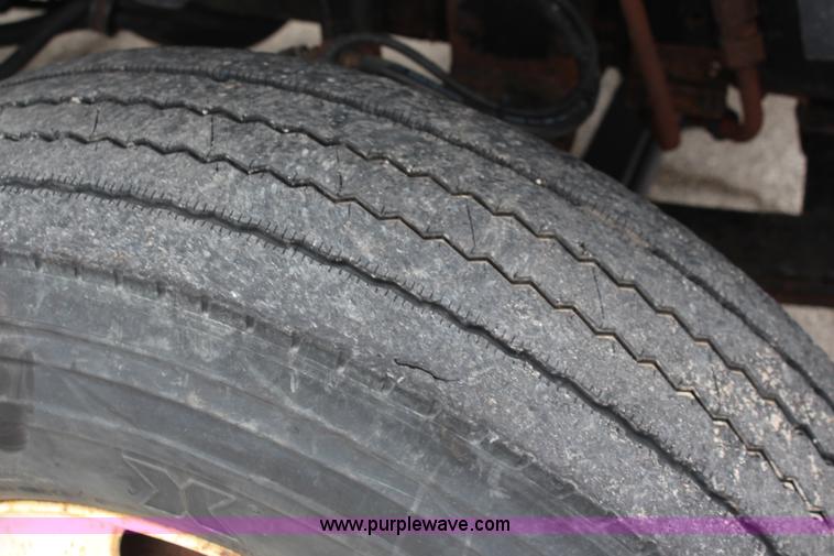 image for item I5824 2001 GMC C7500 dump truck