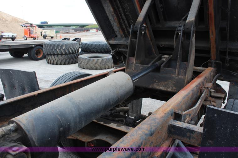 image for item I5824 2001 GMC C7500 dump truck