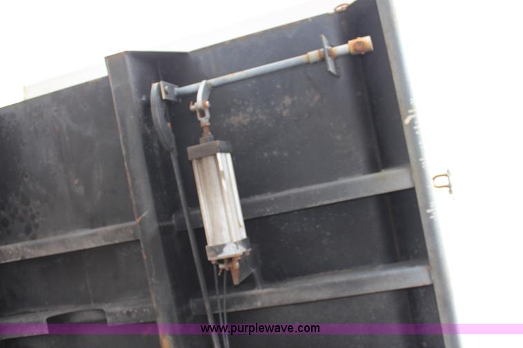 image for item I5824 2001 GMC C7500 dump truck