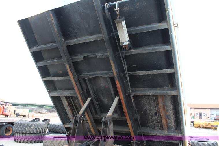 image for item I5824 2001 GMC C7500 dump truck