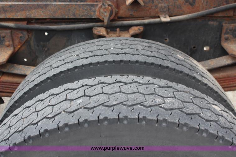 image for item I5824 2001 GMC C7500 dump truck