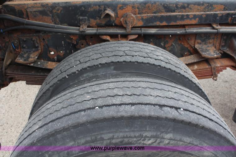 image for item I5824 2001 GMC C7500 dump truck