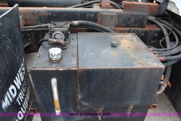 image for item I5824 2001 GMC C7500 dump truck