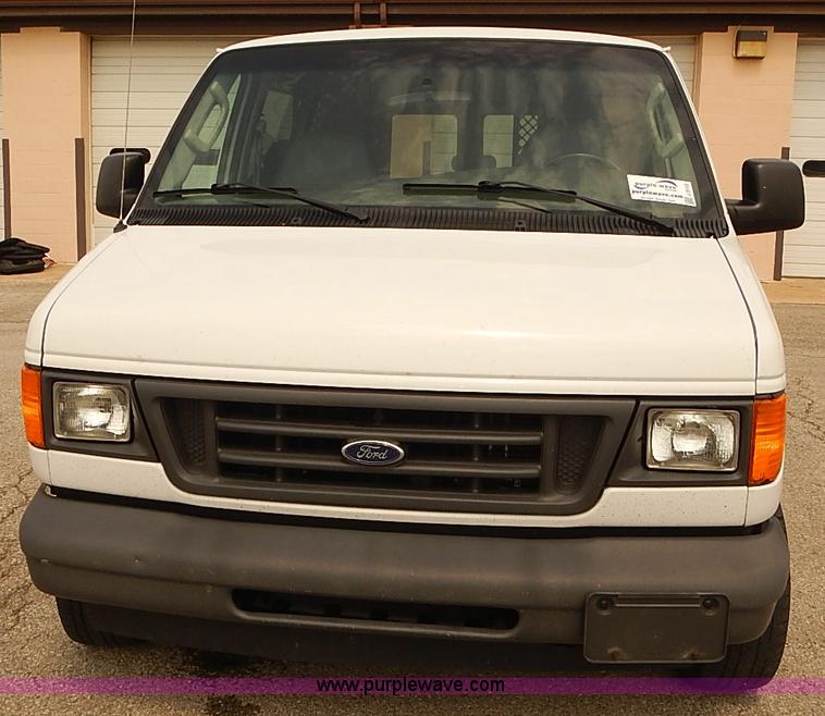 image for item J3112 2003 Ford E150 van