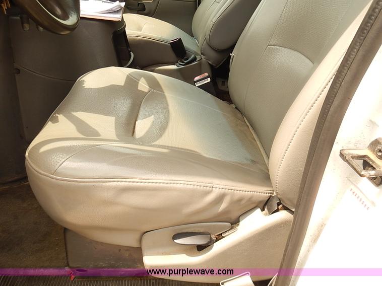 image for item J3112 2003 Ford E150 van