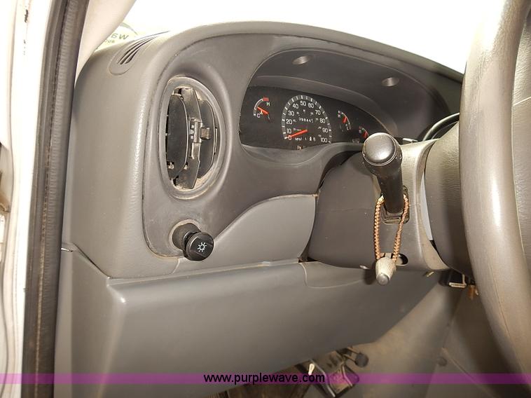 image for item J3112 2003 Ford E150 van