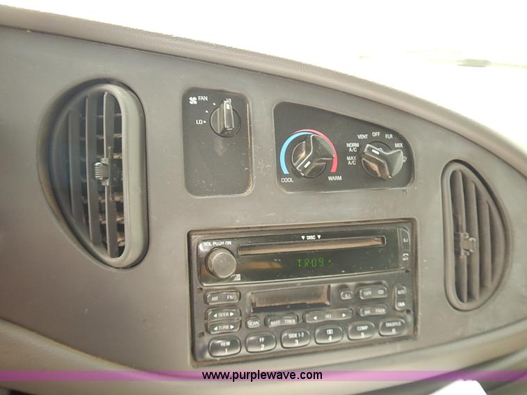 image for item J3112 2003 Ford E150 van