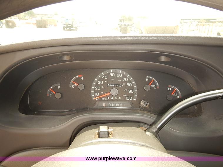 image for item J3112 2003 Ford E150 van