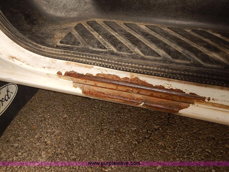 image for item J3112 2003 Ford E150 van