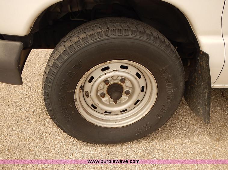 image for item J3112 2003 Ford E150 van